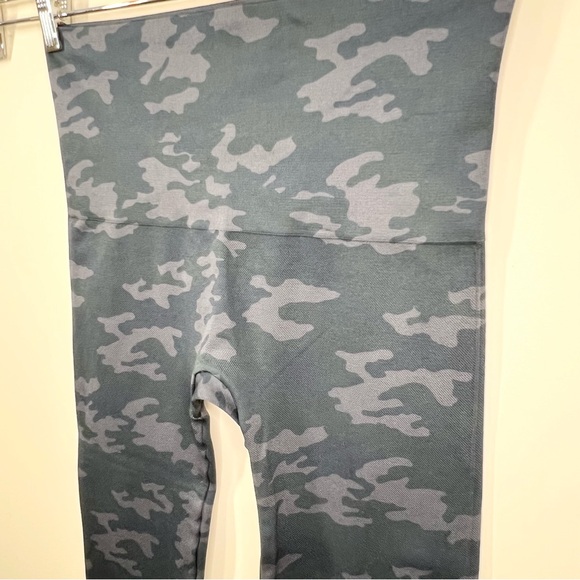 SPANX Look At Me Now Cropped Black Camo Leggings 1X - Picture 4 of 7